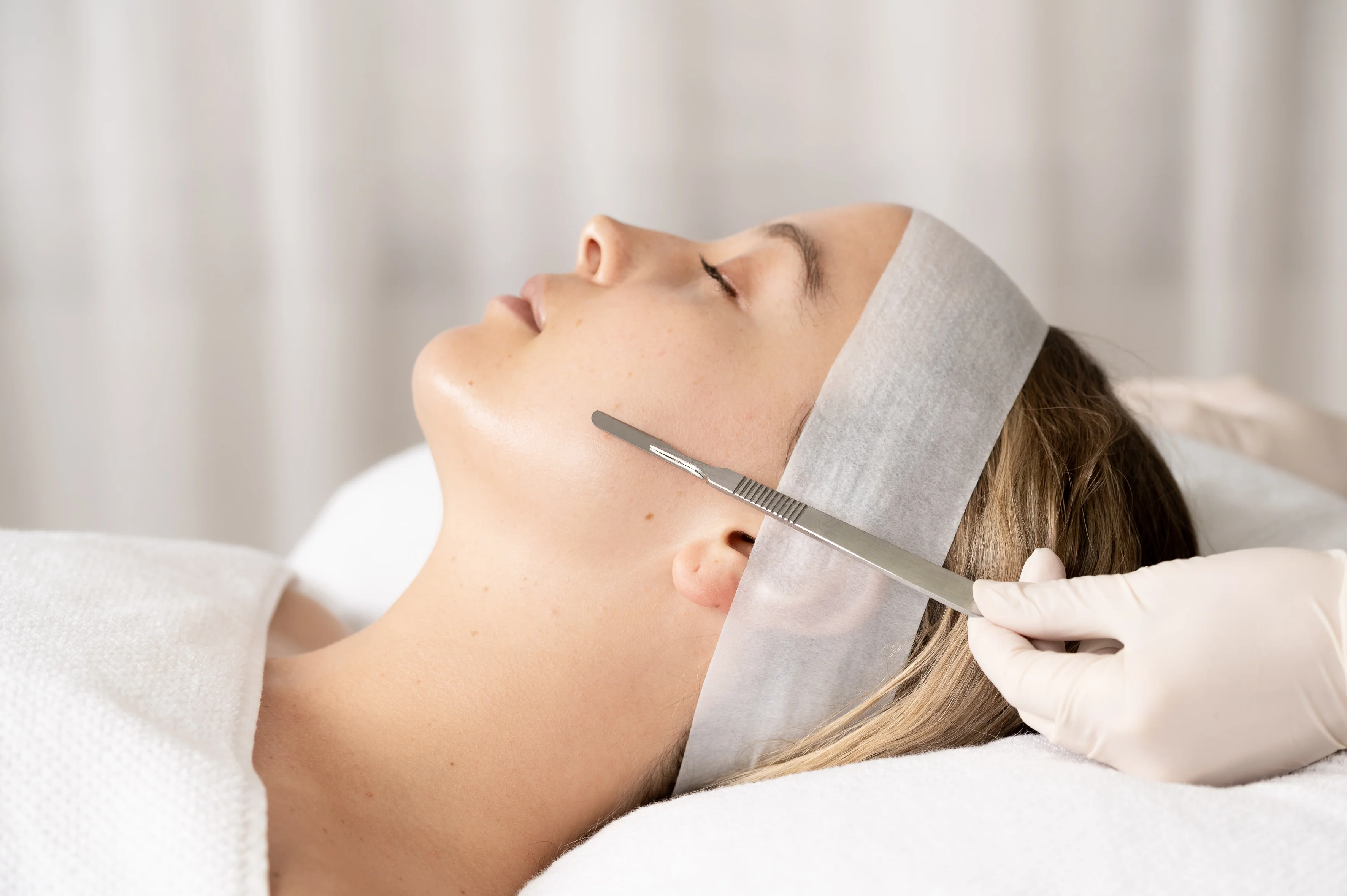 Dermaplaning con cuchilla quirúrgica
