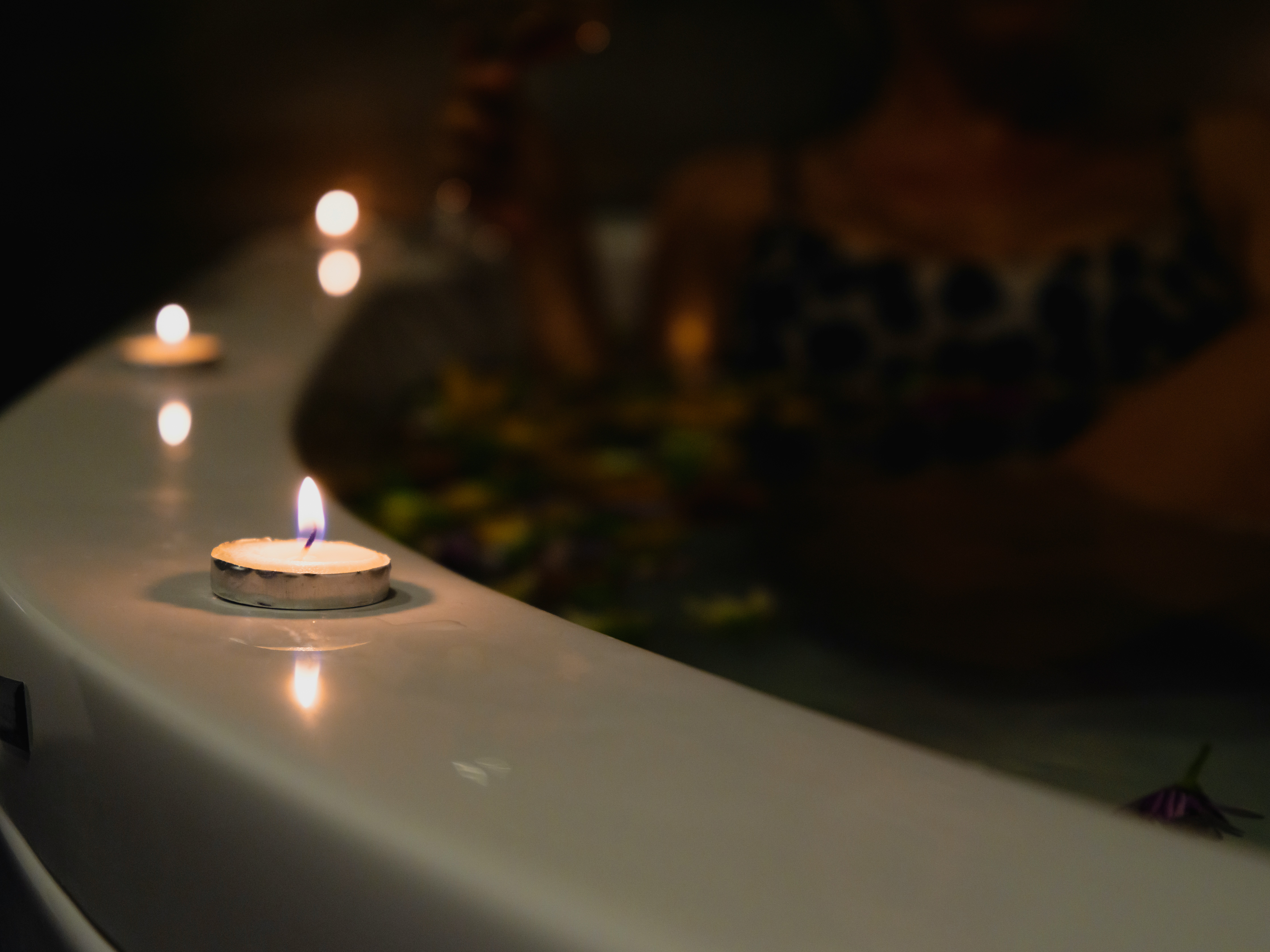 Rincón de meditación con velas aromáticas y elementos naturales