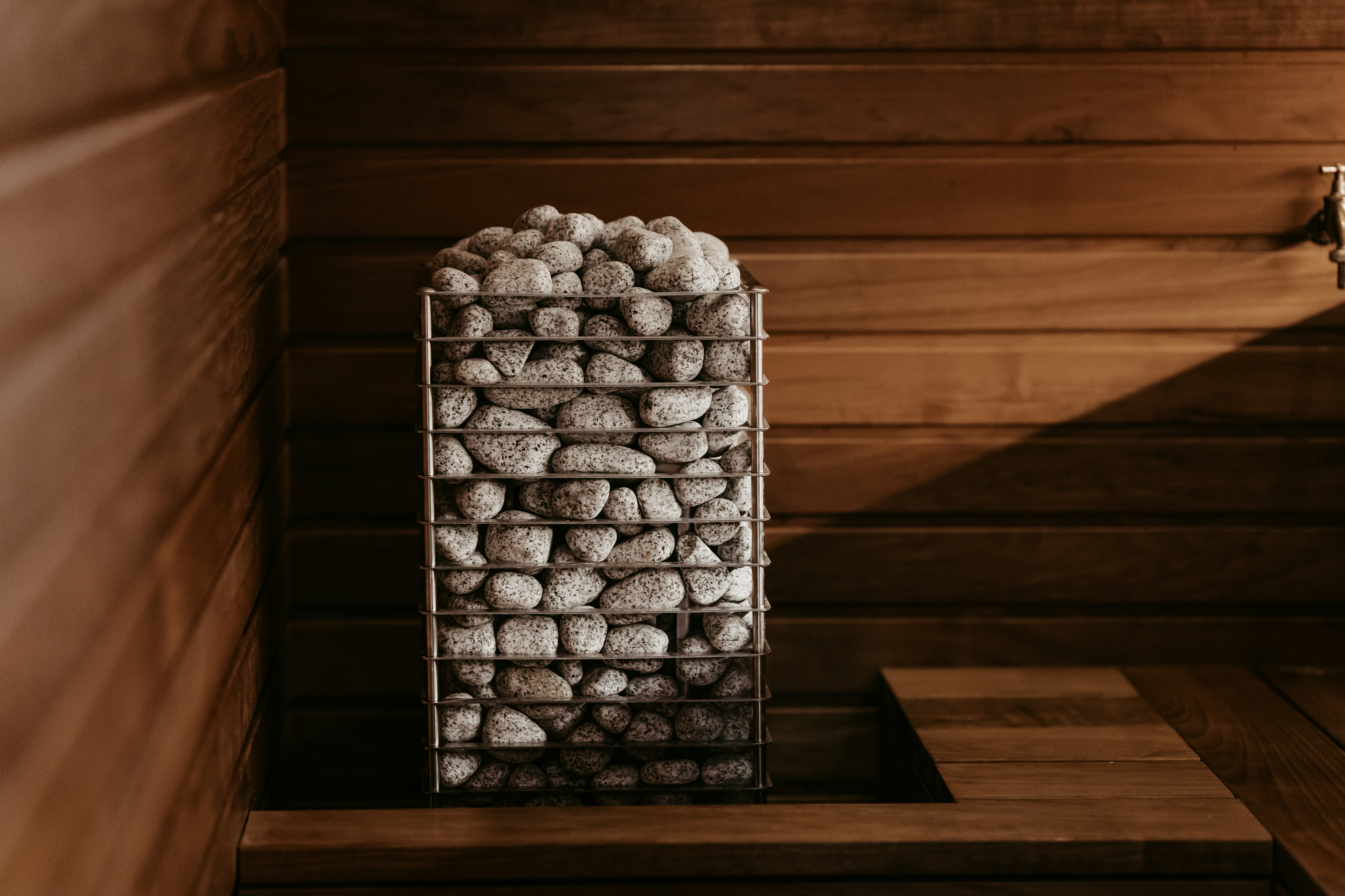 Sala principal de tratamientos con iluminación zen y madera natural