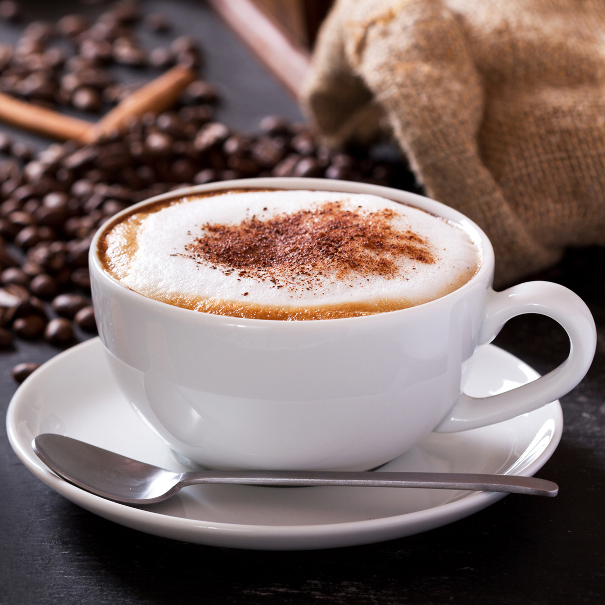 Cappuccino espolvoreado con cacao