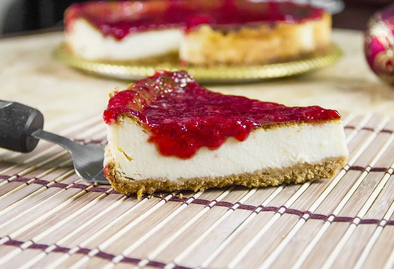 Porción de cheesecake de frutos rojos