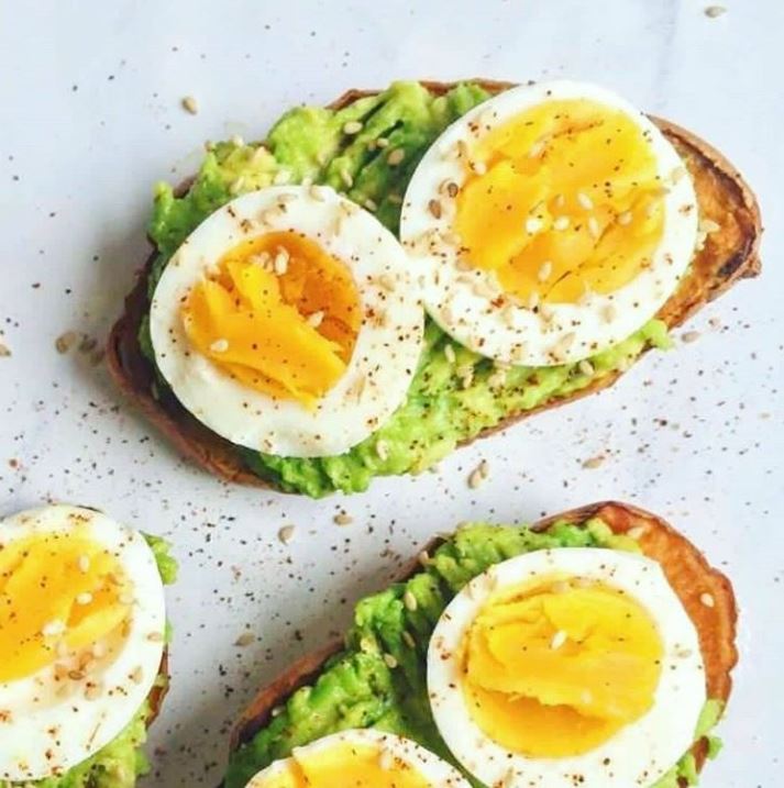 Avocado toast con huevo poché