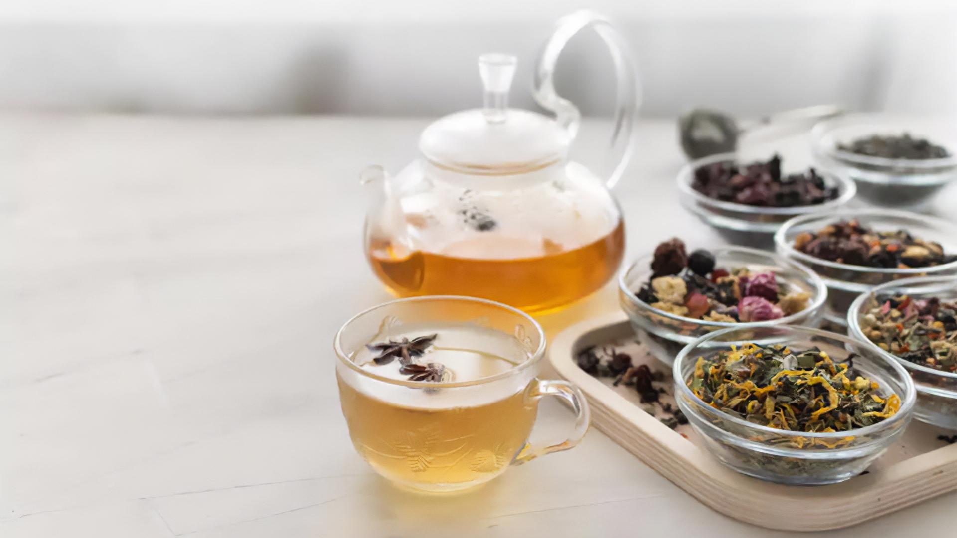 Té en hebras servido en taza